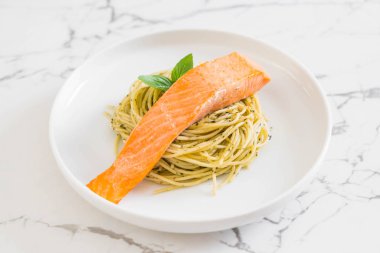 makarna spagetti pesto yeşil ve salmon - İtalyan gıda tarzı