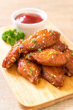 Beyaz susamlı ızgara tavuk kanadı.