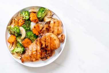 çukurunu tavuk göğsü biftek sebze (brokoli, havuç, soğan ile)