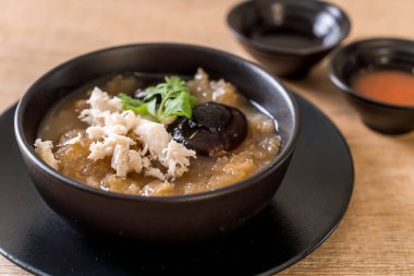 Yengeç kase kırmızı et suyu çorbası kızarmış balık Maw