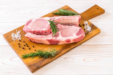 taze domuz pirzolası ham madde ile