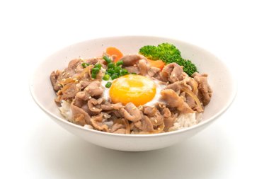 Donburi, domuz eti Pilav kasesi onsen yumurta ve beyaz arka plan üzerinde izole sebze