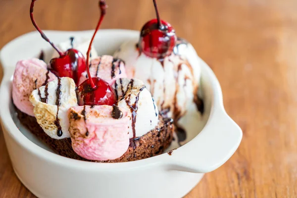Baked Marshmallow Chocolate Brownies Ice Cream Bowl — Stock Photo, Image