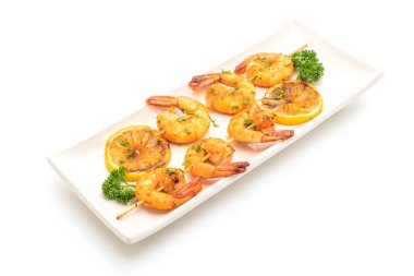 Beyaz arka plan üzerinde izole limon ile ızgara kaplan karides şiş