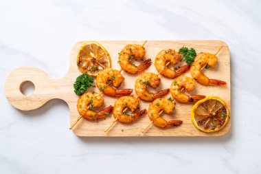 Limon - deniz ürünleri tarzı ile ızgara kaplan karides şiş