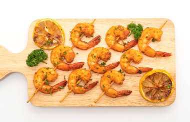 Beyaz arka plan üzerinde izole limon ile ızgara kaplan karides şiş