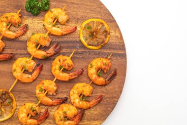 Beyaz arka plan üzerinde izole limon ile ızgara kaplan karides şiş