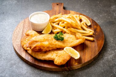 Balık ve patates kızartması. Sağlıksız yiyecekler.