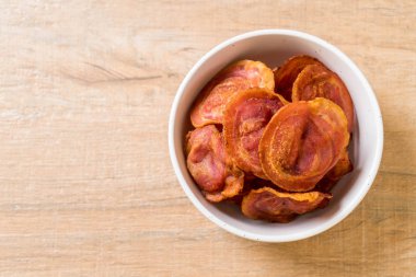 Kabın içinde kızarmış gevrek domuz pastırması