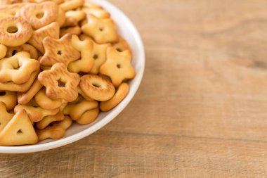 Kahveli bisküvi krakeri.