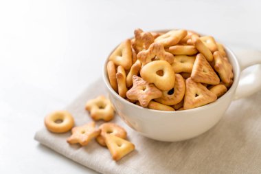 Kahveli bisküvi krakeri.