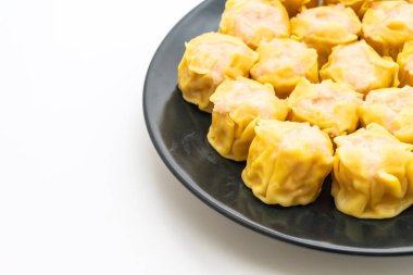 Karides Çince buğulanmış beyaz arka plan üzerinde izole hamur tatlısı