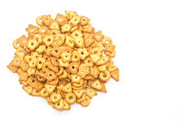 Beyaz arka plan üzerinde izole bisküvi kraker