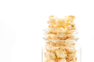 Beyaz arka plan üzerinde izole tatlı patlamış mısır