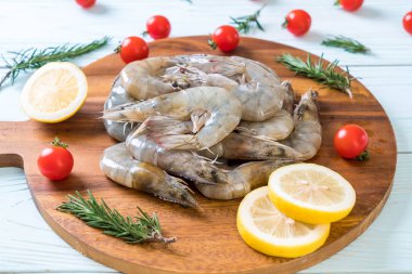 taze karides veya karides malzemelerle ahşap tahta üzerinde ham