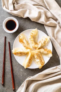 Japon gyoza 'sı ya da soya soslu hamur tatlısı.