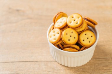 Hindistan cevizli bisküvi ve ananas reçeli.