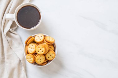 Hindistan cevizli bisküvi ve ananas reçeli.