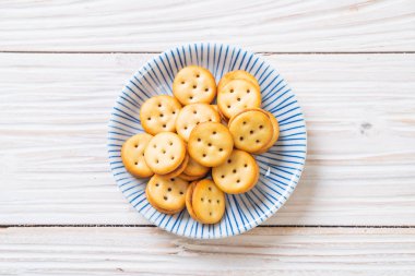 Hindistan cevizli bisküvi ve ananas reçeli.