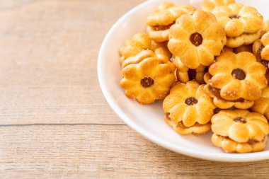 Hindistan cevizli bisküvi ve ananas reçeli.