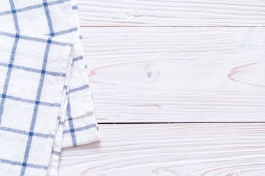 mutfak bezi (peçete) kopya alanı ile ahşap arka plan üzerinde