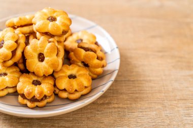 Hindistan cevizli bisküvi ve ananas reçeli.