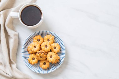 Hindistan cevizli bisküvi ve ananas reçeli.