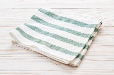 ahşap arka plan üzerinde mutfak bezi (peçete)