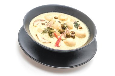 Beyaz arka plan üzerinde izole balık topu ile yeşil köri