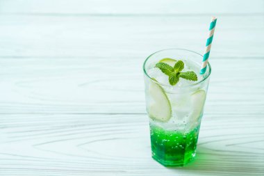 Yeşil elma soda ahşap masa üzerinde