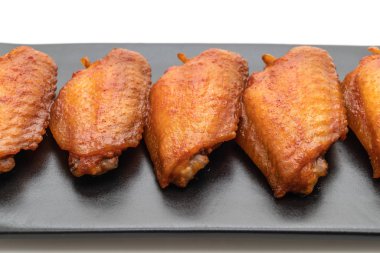 Beyaz arka plan üzerinde izole Barbekü tavuk kanadı