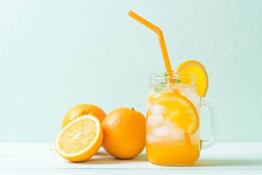 yanında da soda ahşap masa portakal suyu