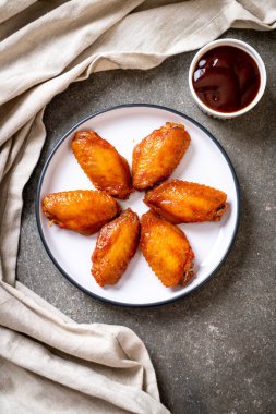 Barbekü tavuk kanadı sosu ile