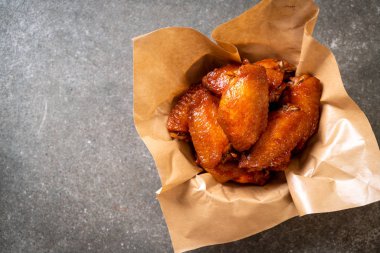 Barbekü tavuk kanadı sosu ile