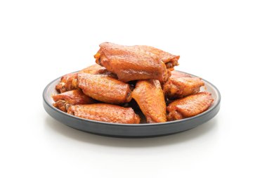 Beyaz arka plan üzerinde izole Barbekü tavuk kanadı