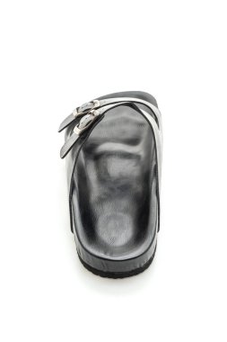 Erkekler beyaz arka plan üzerinde izole sandalet deri