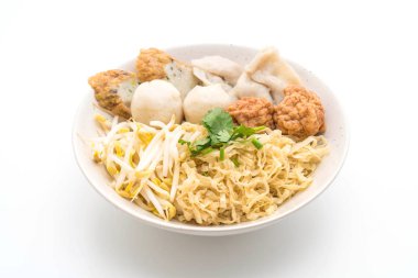 Balık top beyaz arka plan üzerinde izole kase erişte