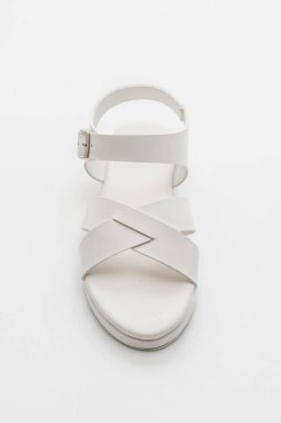 Kadınlar beyaz arka plan üzerinde izole sandalet deri