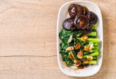 Sarımsaklı istiridye soslu kızarmış Hong Kong Kale heyecan