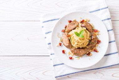 Sai Aua (Notrhern Tay acılı sosis) - Fusion gıda tarzı ile tavada kızartılmış spagetti