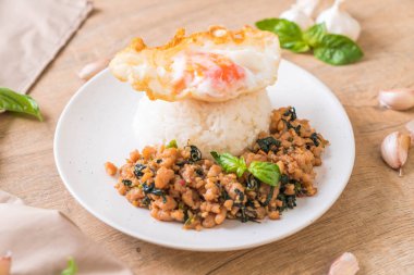 fesleğen pilav ve kızarmış yumurta - Tay geleneksel gıda tarzı ile tavada kızartılmış domuz eti