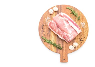 Beyaz arka planda izole edilmiş taze domuz filetosu.