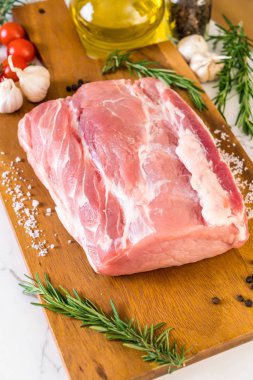 taze domuz ham filetosu ahşap tahta üzerinde