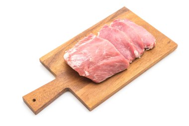 Beyaz arka planda izole edilmiş taze domuz filetosu.