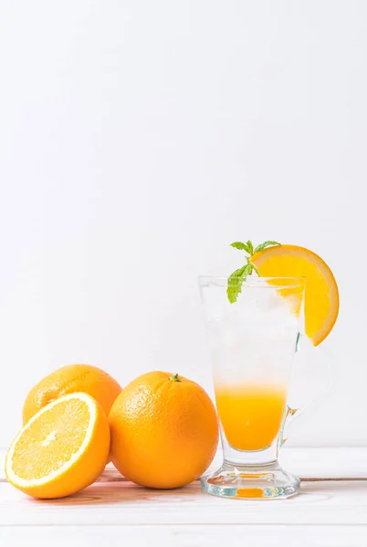 Апельсиновий Сік Содовою Дерев Яному Столі — стокове фото