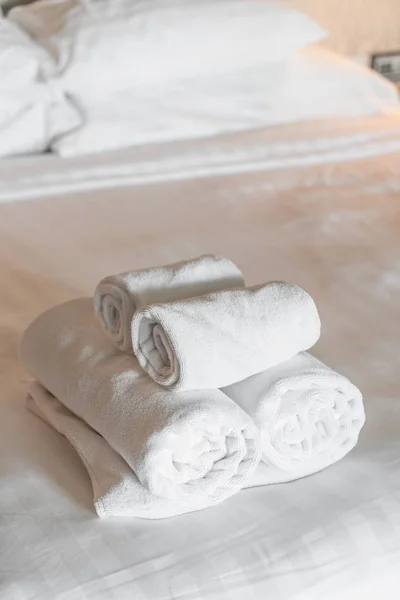 Vit Handduk Sängen Hotell Och Resort — Stockfoto