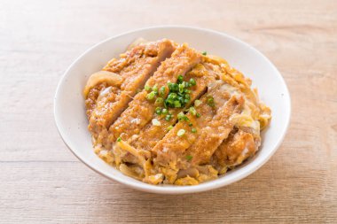 Kızarmış domuz pirzolası kasesi (Katsudon) - Japon yemek tarzı