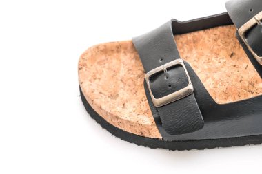 Beyaz arka planda izole erkek deri sandaletleri.