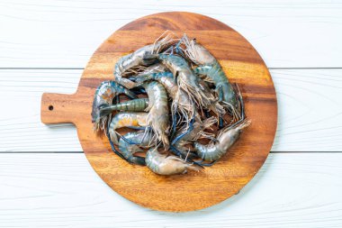 kesme tahtası üzerinde taze mavi karides