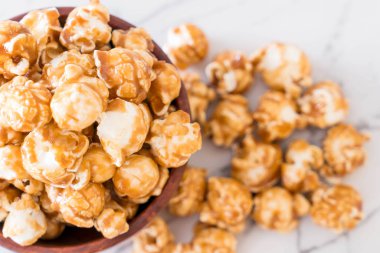 Patlamış Mısır ile karamel kase